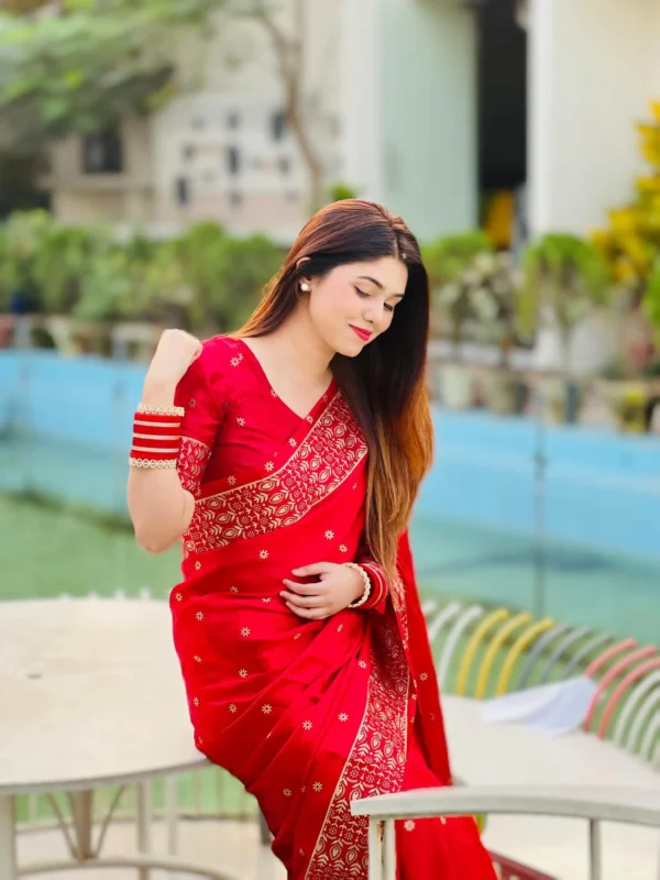 প্রিমিয়াম জাপানি সিল্ক শাড়ী + ম্যাচিং ব্লাউজ পিচ - Image 3